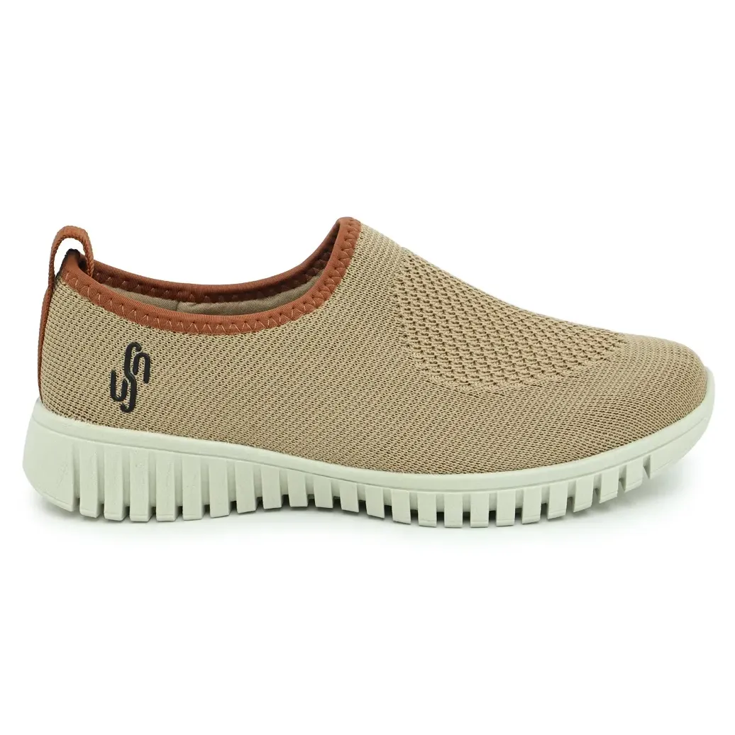 Tênis slip-on feminino bege Usaflex com sola branca e detalhes marrons